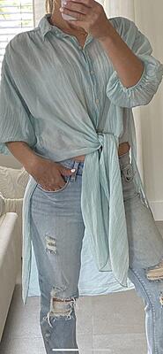 3/4 BUBBLE SLEEVE SHEER HI-LO BUTTON DOWN TOP WITH FRONT TIE